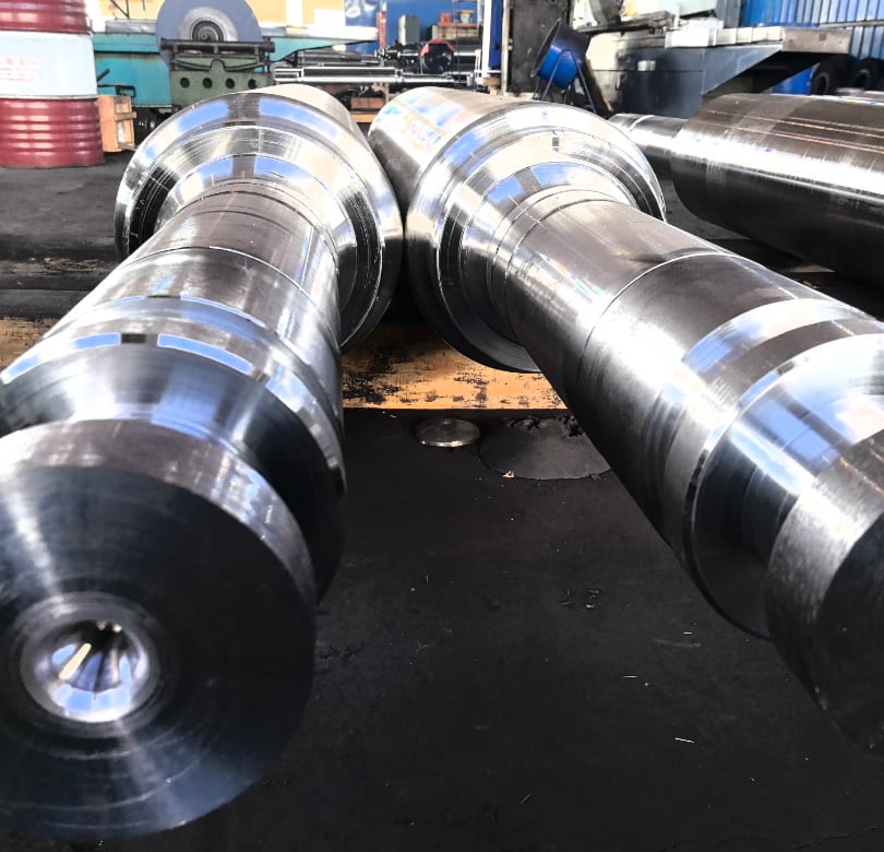 Zhrolls precision-machined intermediate roll for Steckel and plate rolling, enhancing rolling stability and efficiency.
